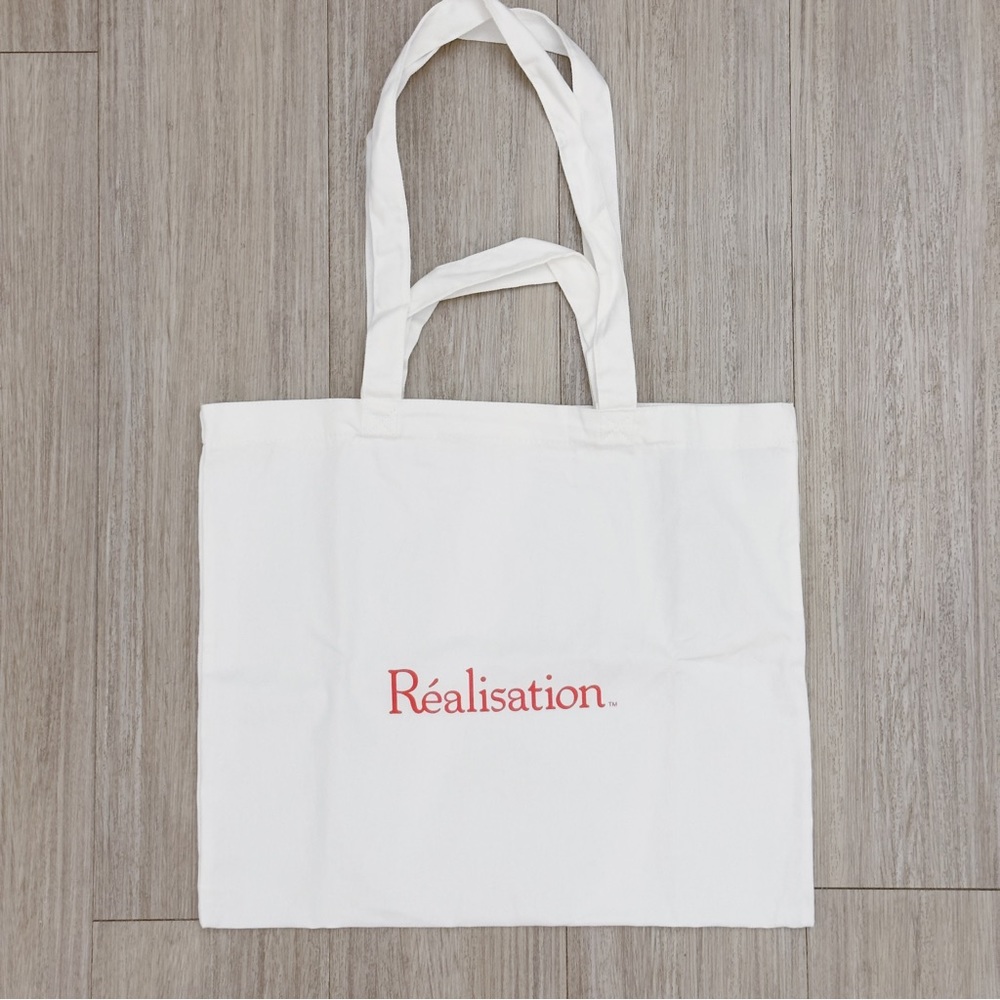 Realisation Par Tote Red Logo